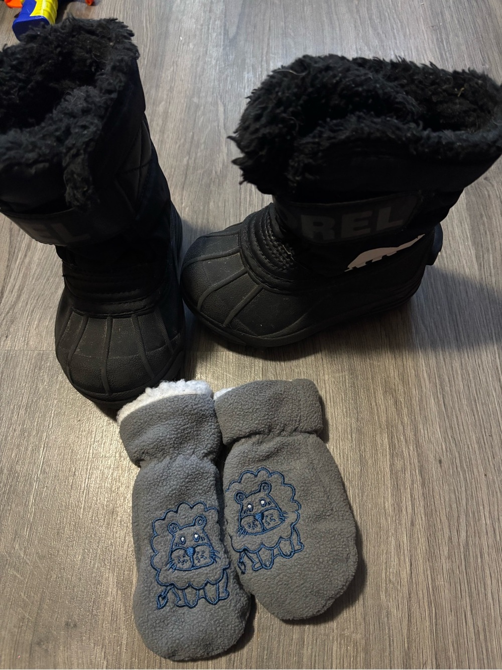 Sorel Kids Black Boots with Gray Lion Mittens